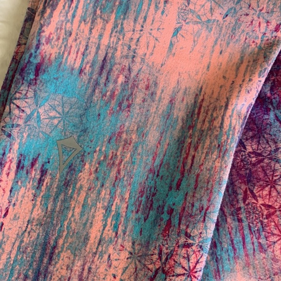 Ivivva size 7 girls leggings in beautiful print. Excellent condition. - Picture 3 of 4